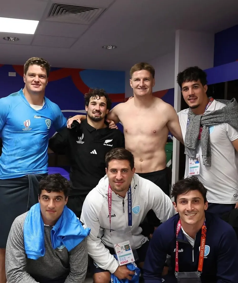 Los Teros y Los All Blacks en el vestuario