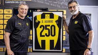 El Indio Walter Olivera le entregó a Diego Aguirre un recuerdo por los 250 partidos dirigidos en Peñarol