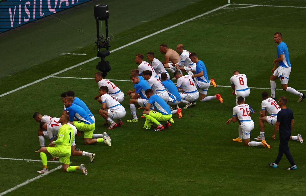 Los jugadores de la República Checa reaccionan después del partido contra Georgia