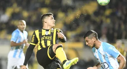 El Toro Fernández observa la pelota