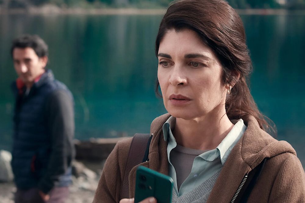 Acompañan a Soledad Villamil, Juan Minujín, Alberto Ammann y un gran elenco en donde también se destacan los actores más jóvenes en roles principales.