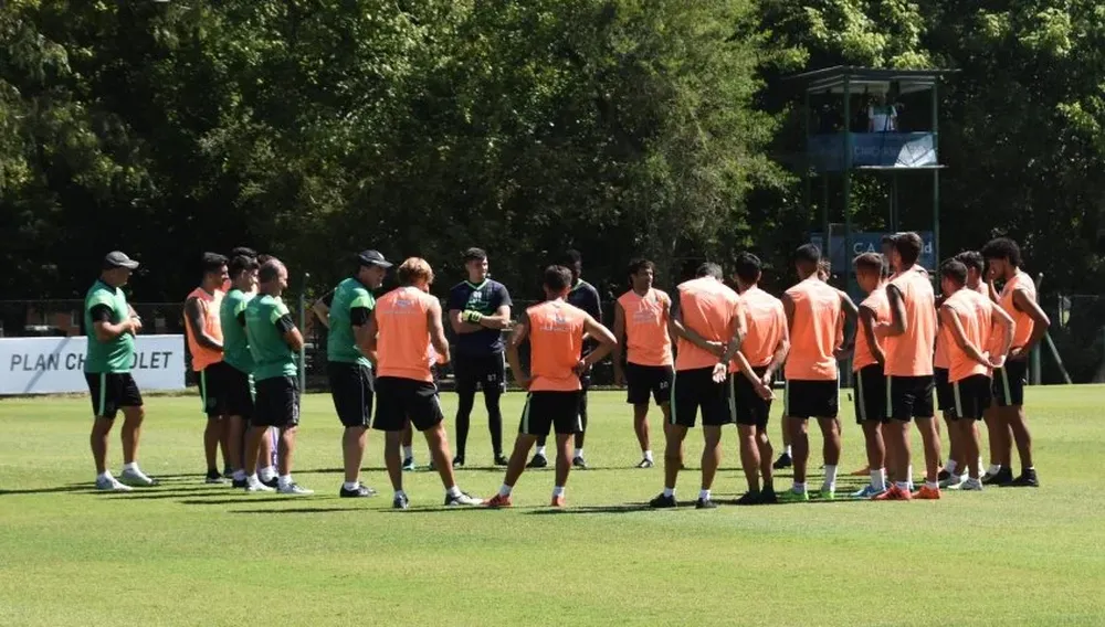 Entrenamiento de Banfield en la previa del partido ante Nacional