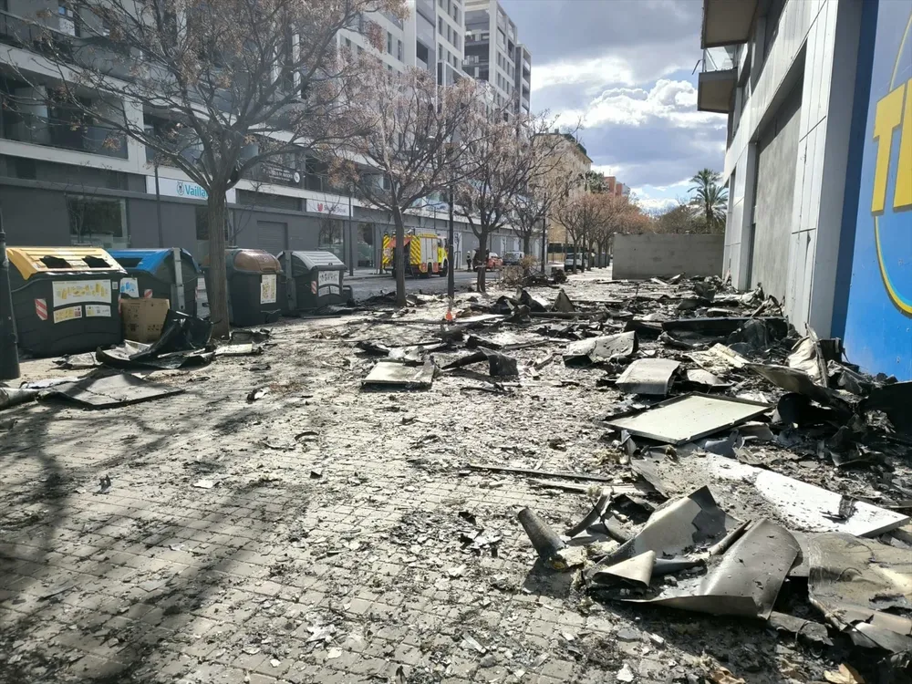Imagen de restos del incendio del edificio de campanar sobre la acera.
