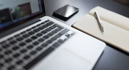 Ejecutivo chino propone medidas para desarrollar economía relacionada con mayores de 60