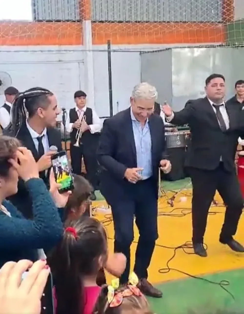 Robert Silva bailando al ritmo de Bola 8