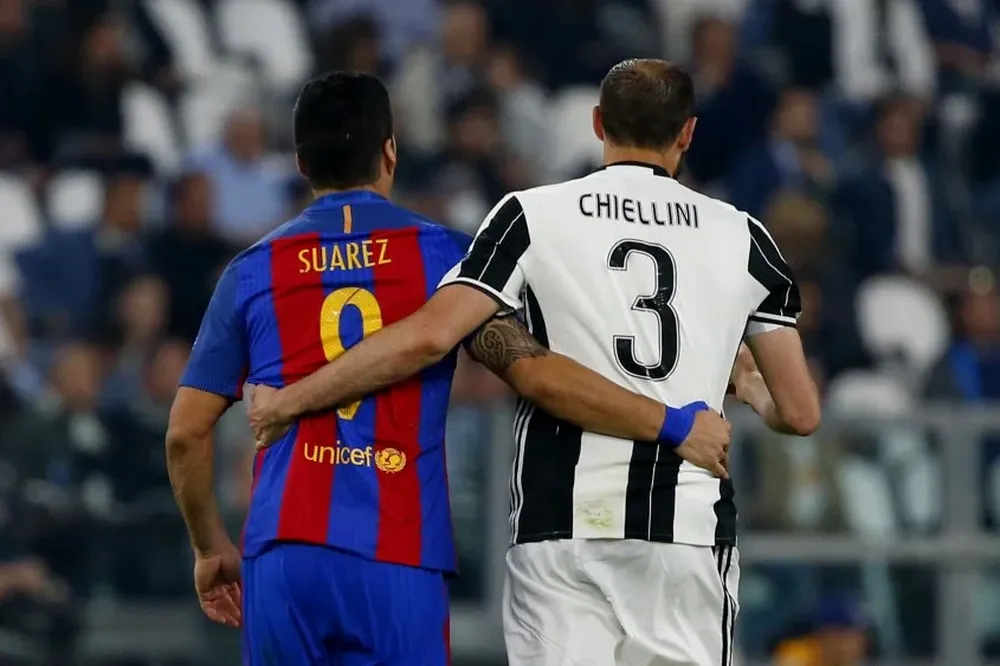 La imagen de Juventus-Barcelona: el abrazo de Suárez y Chiellini