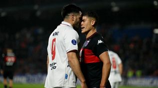 Maxi Gómez&nbsp; y Nahuel Banegas en el partido entre Tigre y Nacional por la Copa Sudamericana