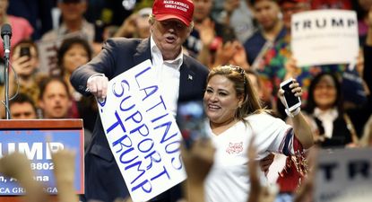 Los latinos rechazan las expulsiones y las redadas de ICE, pero no es el principal motivo de malestar con Trump