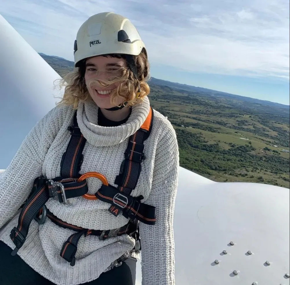 Martina en el parque eólico.