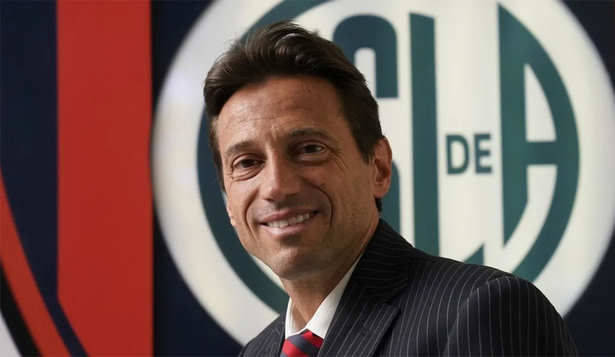 El video que generó controversia muestra al presidente de San Lorenzo, Marcelo Moretti, recibiendo un fajo de dólares en su oficina.