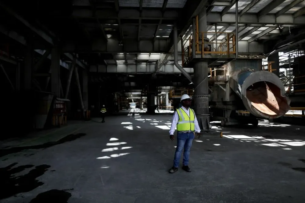 Un trabajador de mantenimiento recorre las instalaciones inactivas de la mina propiedad de la canadiense First Quantum Minerals.