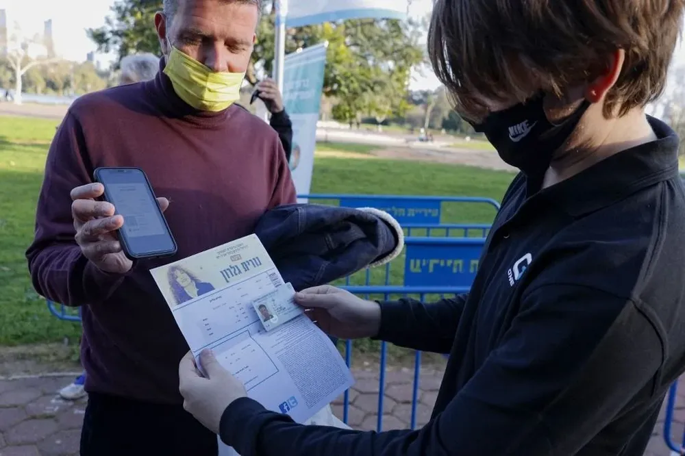 El pasaporte sanitario fue utilizado en Israel esta semana para permitir a los ya vacunados con dos dosis asistir a un concierto