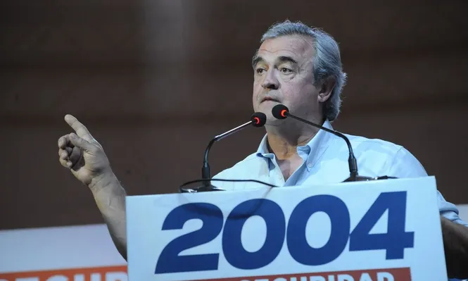 Larrañaga criticó afiches contrarios a Vivir sin miedo en la Facultad de Comunicación