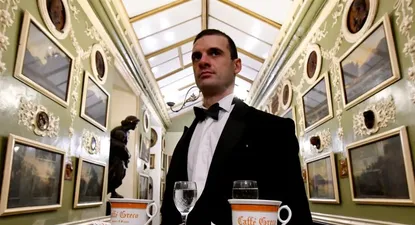 Un mozo en el tradicional café Greco de Roma, que podría cerrar en marzo porque se le venció el período de alquiler