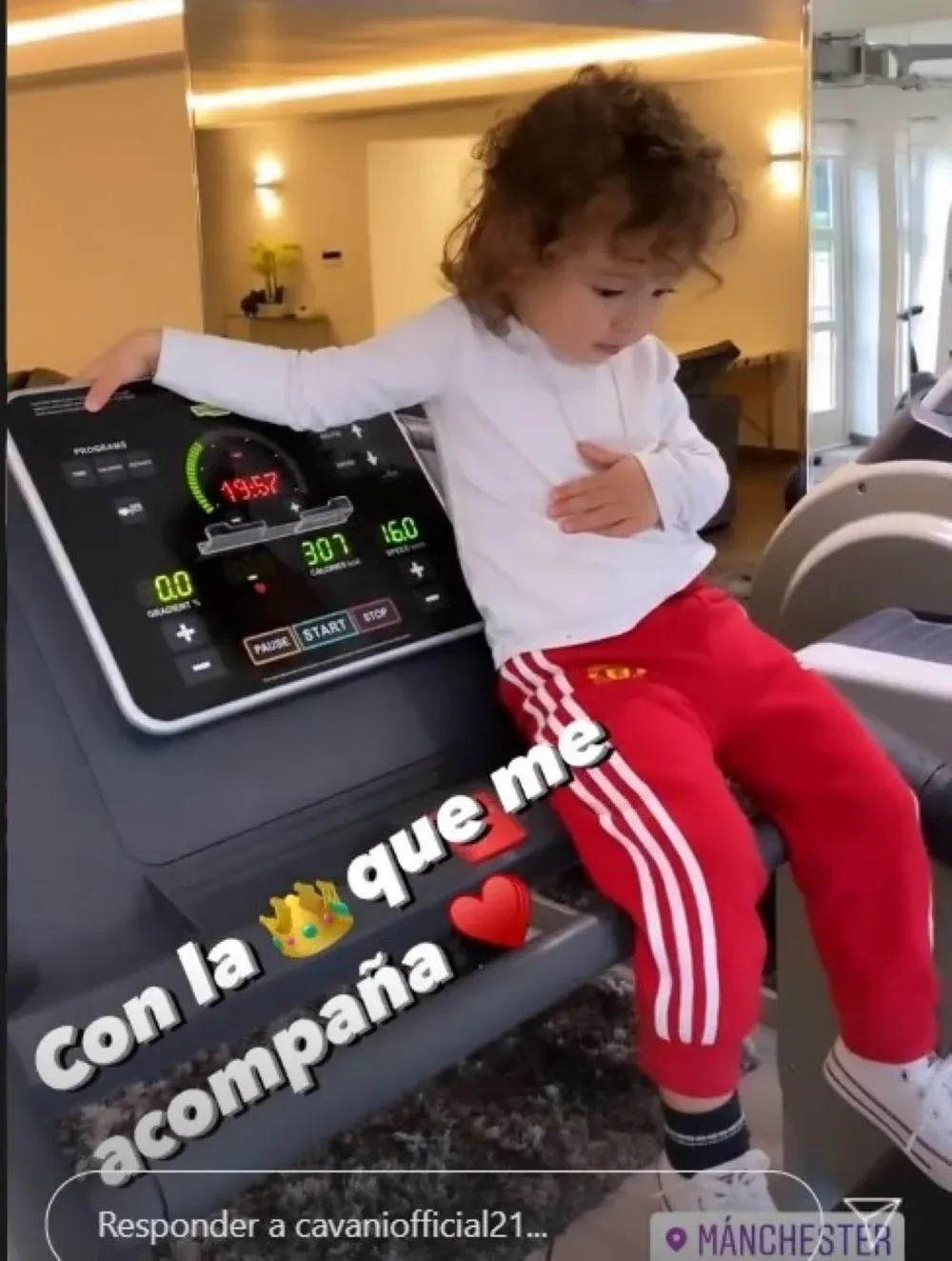 Edinson Cavani entrenó en su casa de Manchester en Inglaterra, haciendo la cuarentena y con él, estuvo su hija India