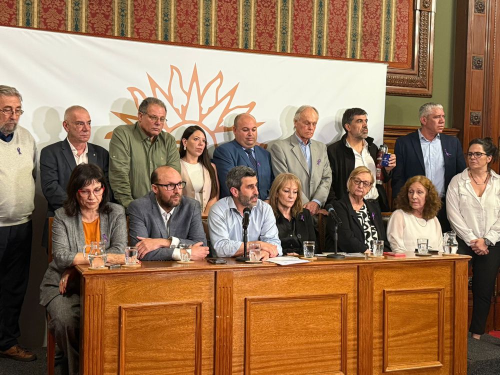 Bancada de senadores del Frente Amplio en conferencia de prensa