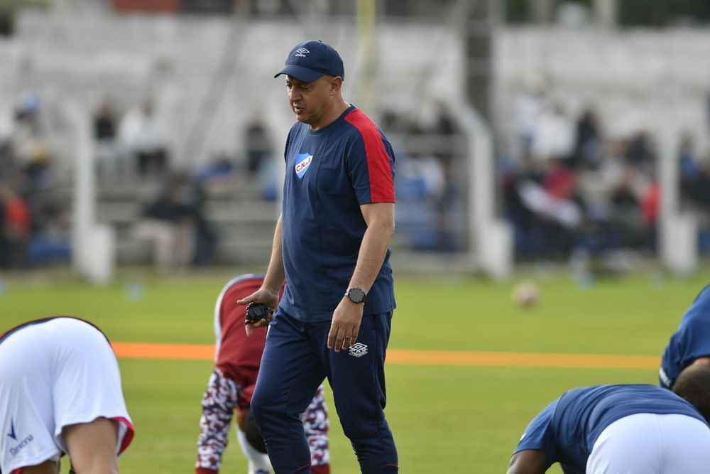 El preparador físico Javier Carballo dirige el calentamiento en el Parque Artigas previo a Miramar Misiones vs Nacional