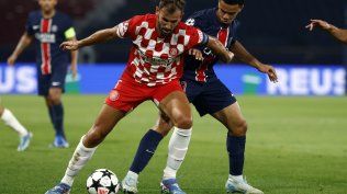 Cristhian Stuani de Girona ante la marca de Warren Zaire-Emery de Paris Saint-Germain por la Champions League