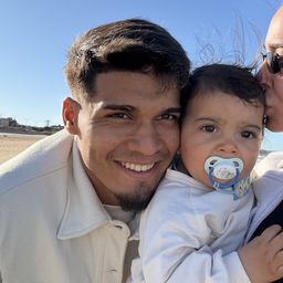 Matías Arezo junto a su esposa y su pequeño hijo