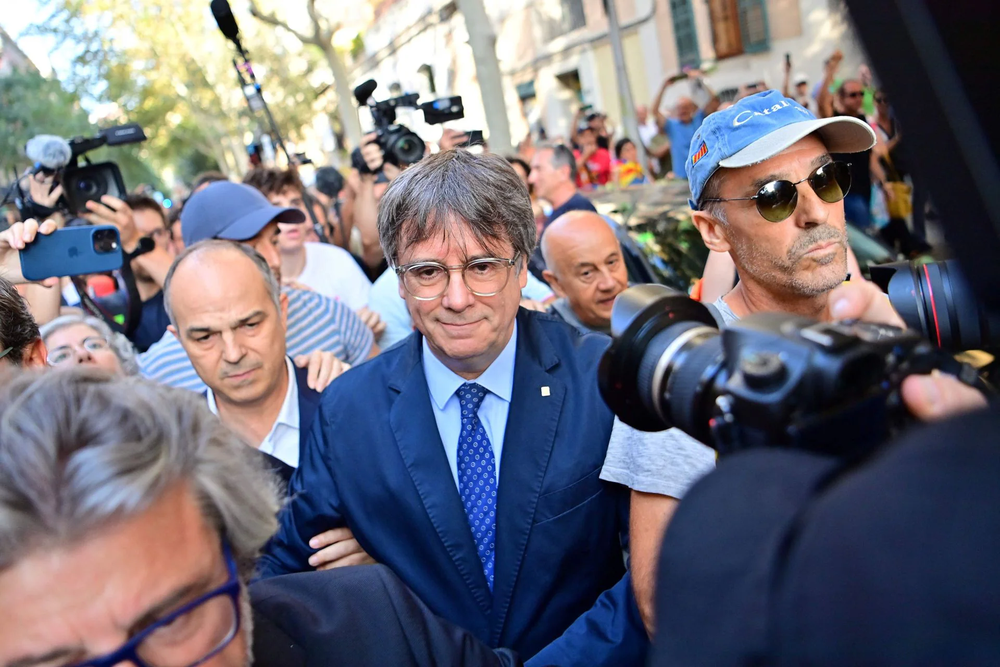El fugado Carles Puigdemont, el jueves, al llegar a su acto en Barcelona.