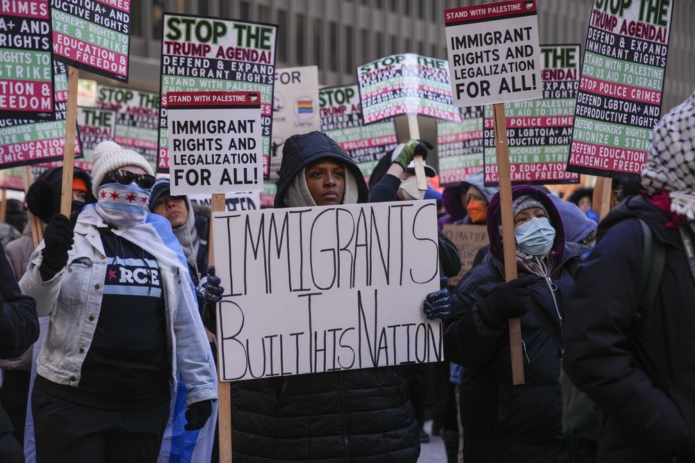 Manifestantes protestan en Chicago contra las políticas migratorias de Trump el día de su asunción