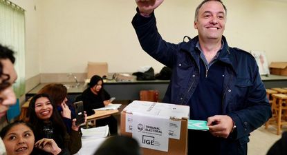 Adorni considera que no hay que hacer tanto escándalo por la fake news