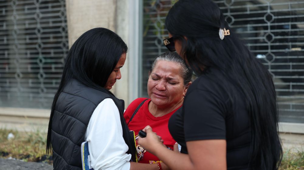 Carmen Farfán (C), madre del detenido José Gregorio Reyes, y Narwin Gil (I), hermana de la detenida Marilyn del Valle Gil, en las afueras de El Helicoide en Caracas.