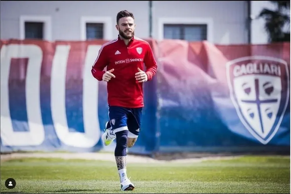 Nández entrenando en Cagliari
