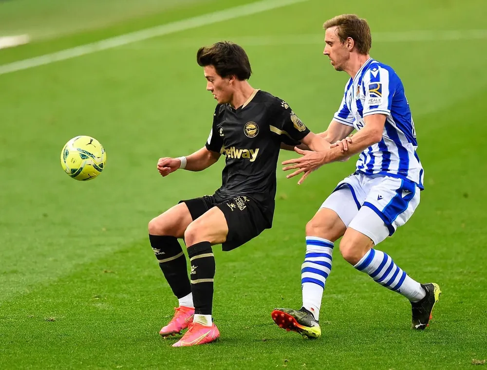 Facundo Pellistri jugó su primer encuentro con Deportivo Alavés y por similitud de colores, lo hizo con casaca de alternativa