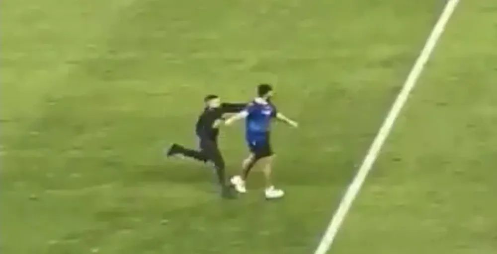 El seguridad se fue arriba del aficionado que había ganado el desafío y festejaba en plena cancha