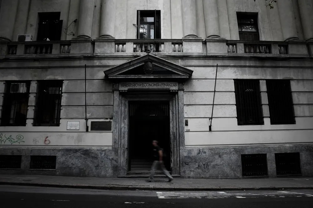 El gobierno debe emitir deuda para financiar un déficit fiscal que ronda el 5% del PIB.