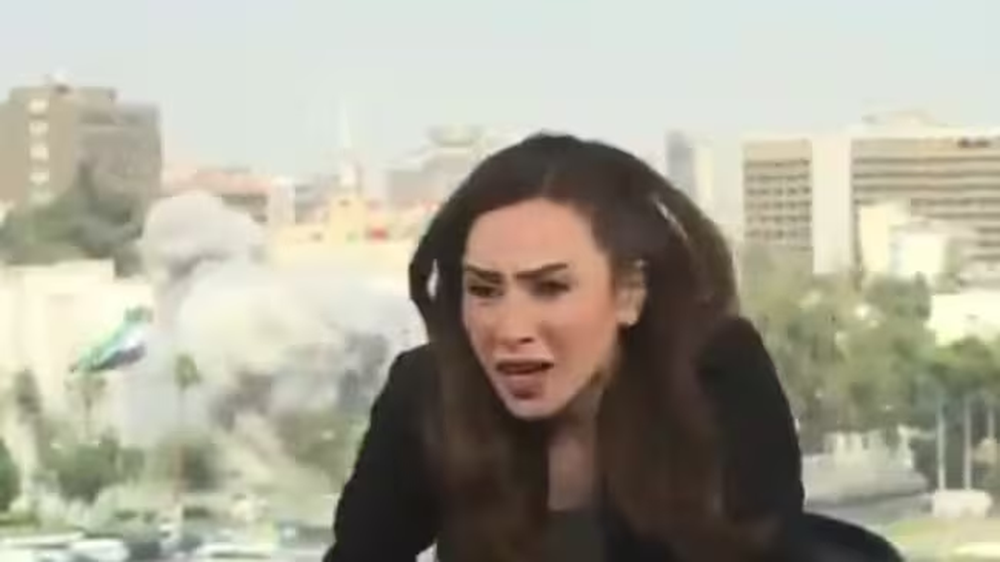Una reportera de televisión es sorprendida por el bombardeo en plena transmisión