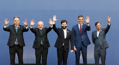Los presidentes Orsi, Lula, Boric, Sánchez y Petro en una cumbre progresista en Chile. EFE