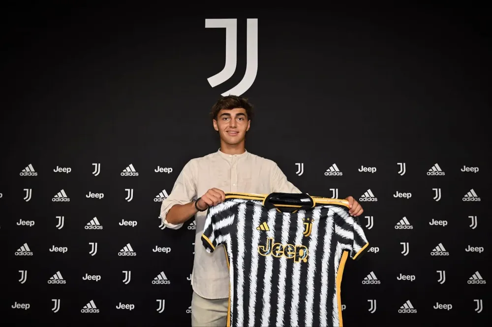 Alfonso Montero, hijo de Paolo Montero, firmó su contrato como profesional en Juventus