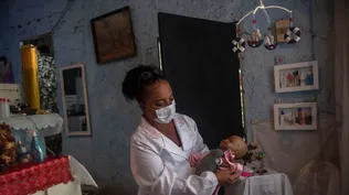 La doctora brasileña que trata y recupera muñecas en plena pandemia