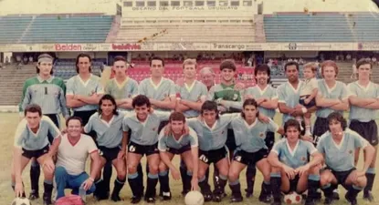 Un equipo de la Cuarta división de Nacional representando a Uruguay; los dos de abajo a la derecha son Fabián ONeill y Rodrigo Lemos