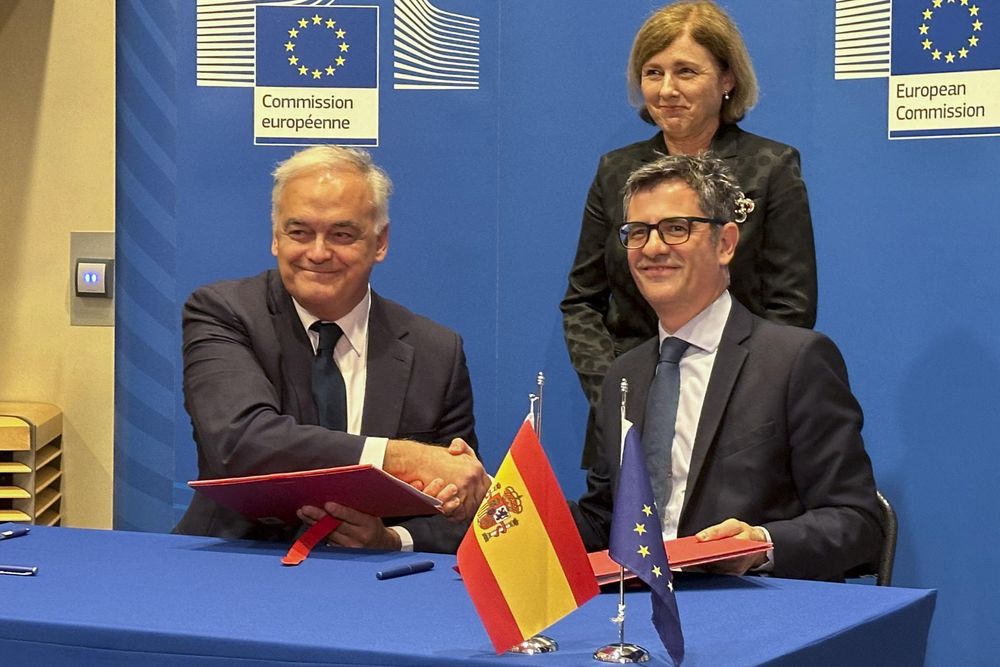 Félix Bolaños y Esteban Gonzáliez Pons firman el acuerdo para la renovación del CGPJ en Bruselas