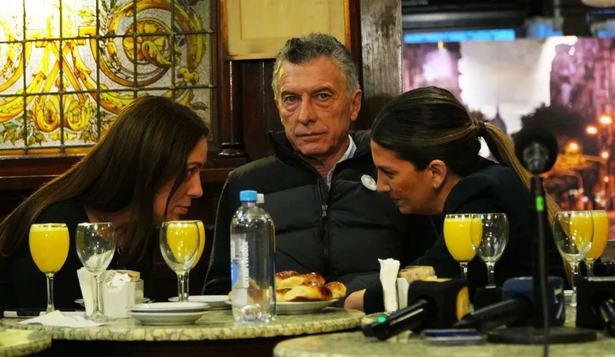 Mauricio Macri, junto a María Eugenia Vidal y Silvia Lospenatto, en el café Tortoni de Buenos Aires.&nbsp;