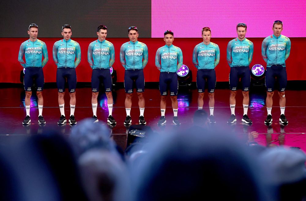 Thomas Silva, segundo desde la izquierda, en la presentación del XDS Astana Team en el Giro de Italia