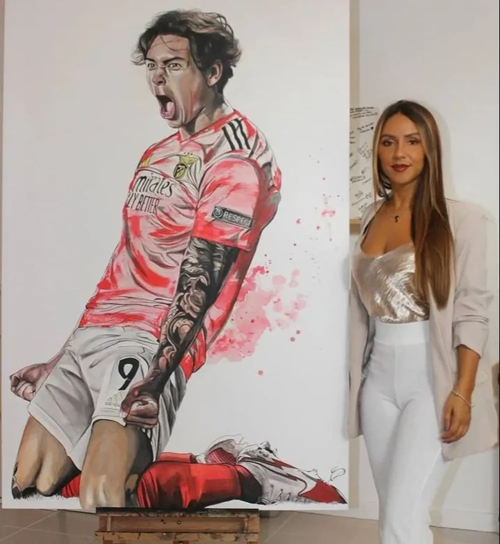 La artista Carina Soares y su obra