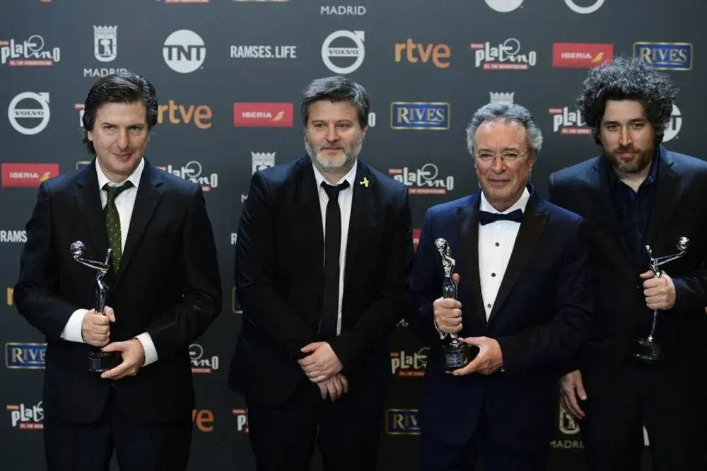 Los directores argentinos Andrés Duprat y Gaston Duprat, junto al actor Óscar Martínez, el director Mariano Cohn con sus trofeos.