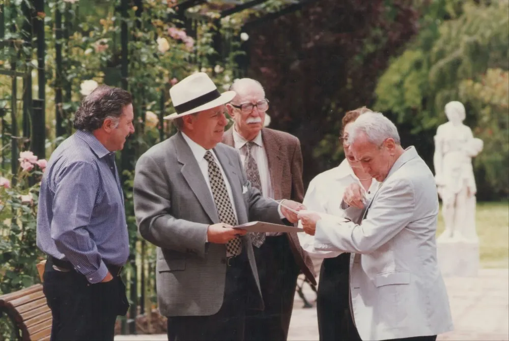 En los jardines de la residencia residencial de Suárez: de izquierda a derecha: Pascale; el presidente Sanguinetti; el artista Alfredo Testoni; Marta Canessa y el artista europeo Batuz