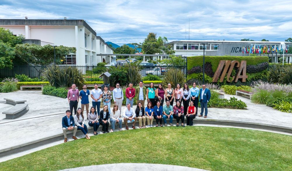 En el conversatorio, Otero instó a las y los jóvenes que realizan pasantía en el IICA a “mantener siempre actualizados sus conocimientos”, renovarse constantemente y ponderar “el trabajo en equipo e interdisciplinario que es fundamental en los tiempos actuales”.
