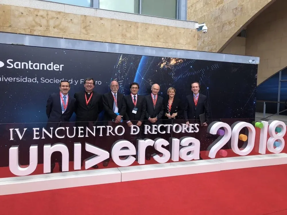 De izq a der: Ing. Juan Carlos Chomali, P. Julio Fernández SJ, Dr. Rodolfo Silveira, Dr. Jorge Abuchalja, Dr. Andrés Lalanne, Lic. María de la Paz Goldaracena, Cr. Jorge Grünberg