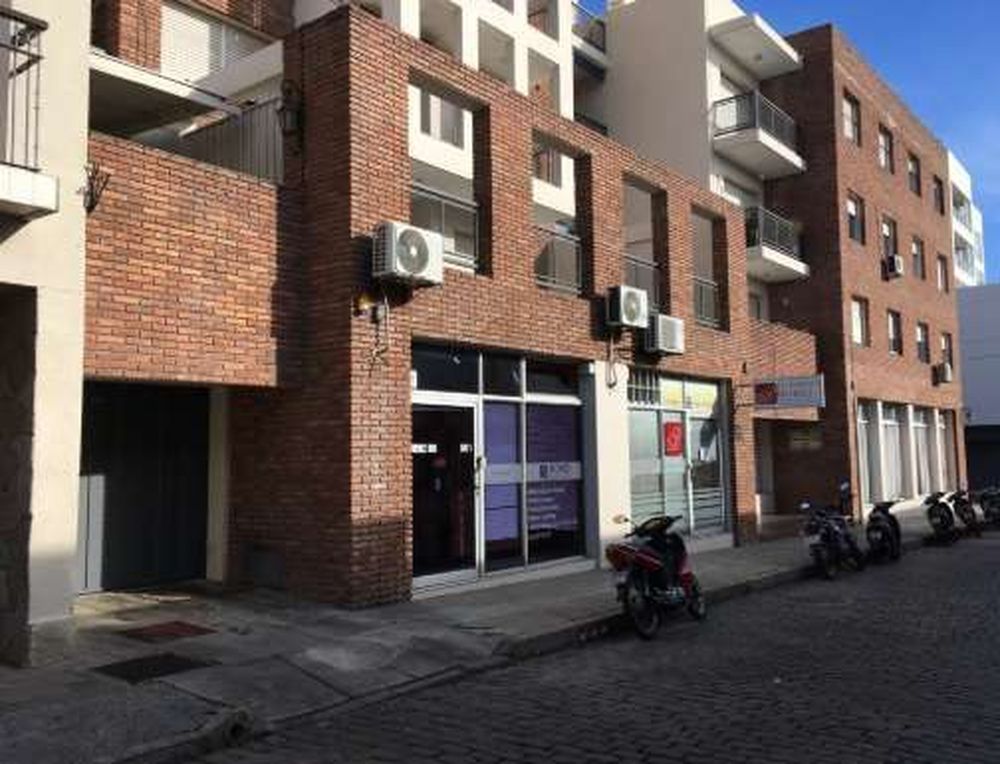 Se rematan dos cocheras en Mercedes.&nbsp;