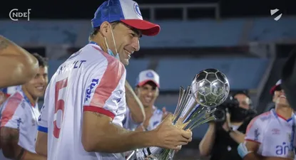 Rafael García con el trofeo de la Supercopa 2021