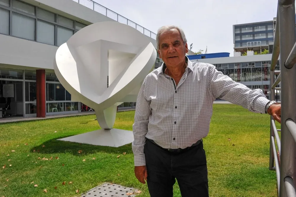 José Fuentes en la sede tricolor
