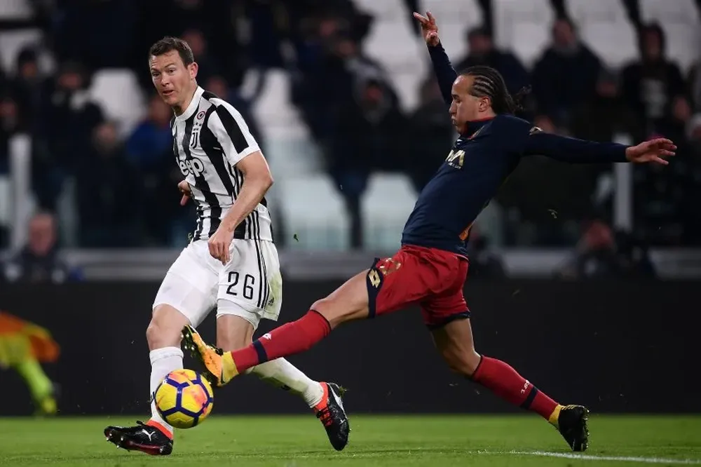 Stephan Lichsteiner y Diego Laxalt