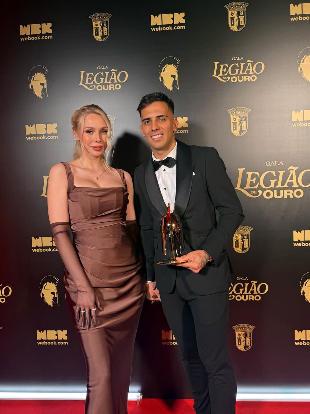 Rodrigo Zalazar junto a su pareja y su premio