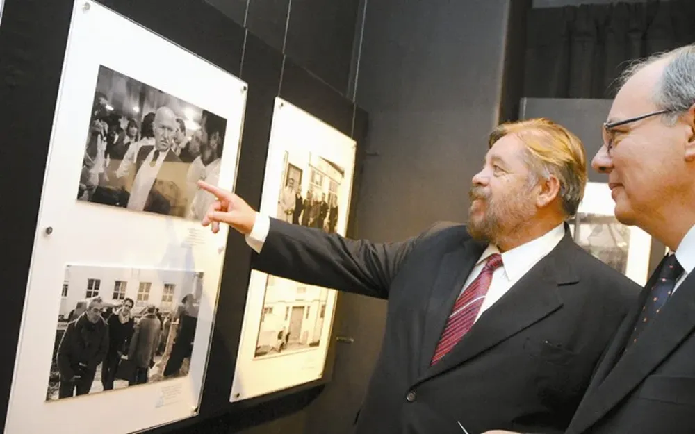 El embajador de Argentina en Uruguay, Dante Dovena, inauguró la muestra en el Espacio Cultural Palacio Santos